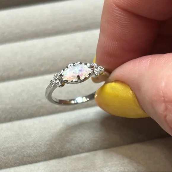 Stunning Sterling Silver White Fire Opal Ring. Size 8 Ring. - Picture 7 of 8